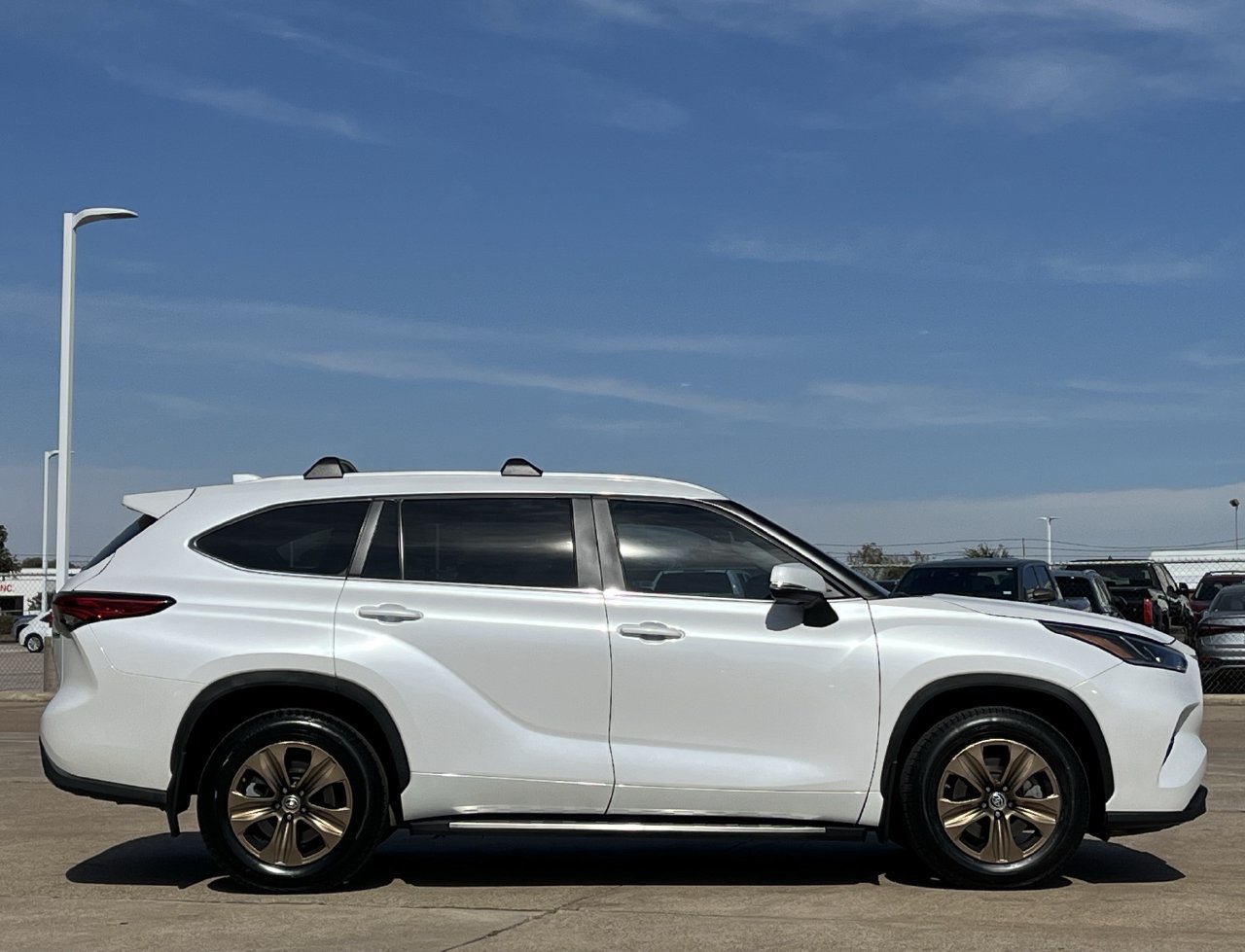 Used 2023 Toyota Highlander Bronze Edition FWD image 3