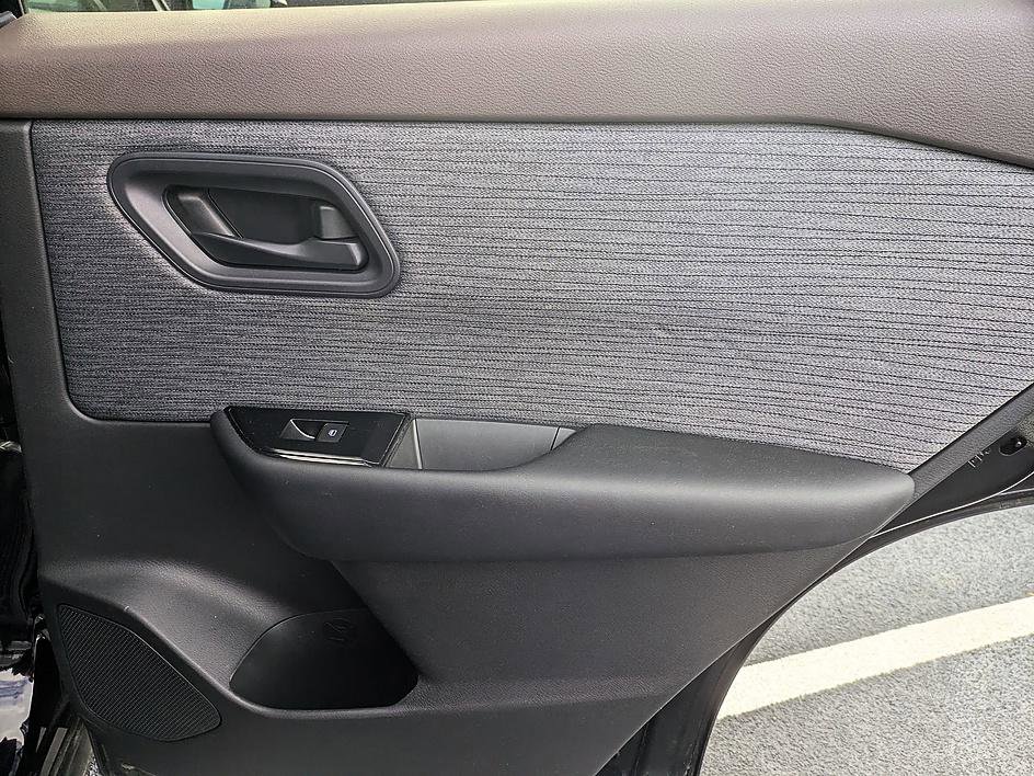 Used 2023 Nissan Rogue S image 30