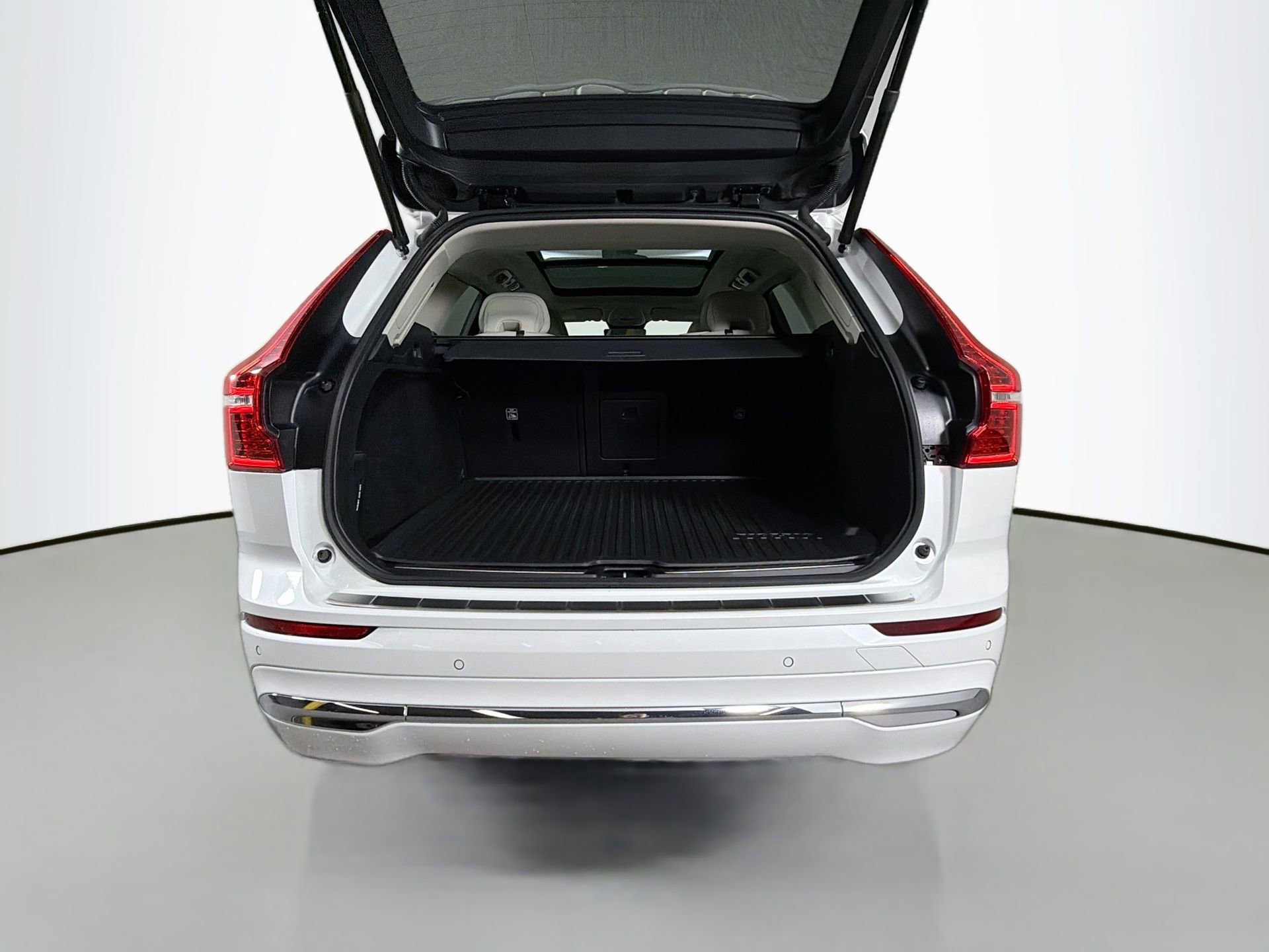 Certified 2023 Volvo XC60 B5 Plus w/ Protection Package Premier FWD image 27
