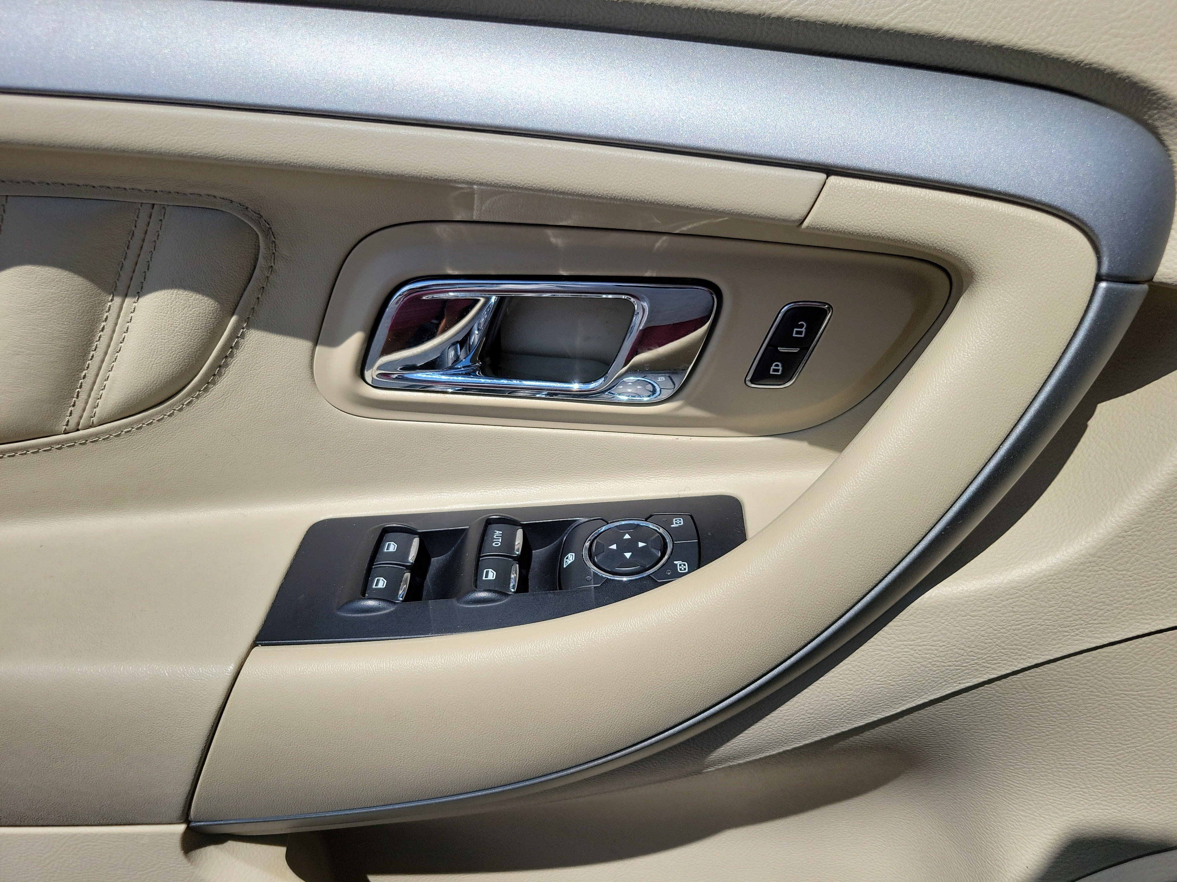 Used 2014 Ford Taurus SE FWD image 6