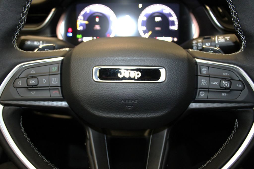New 2025 Jeep Grand Cherokee Altitude image 11