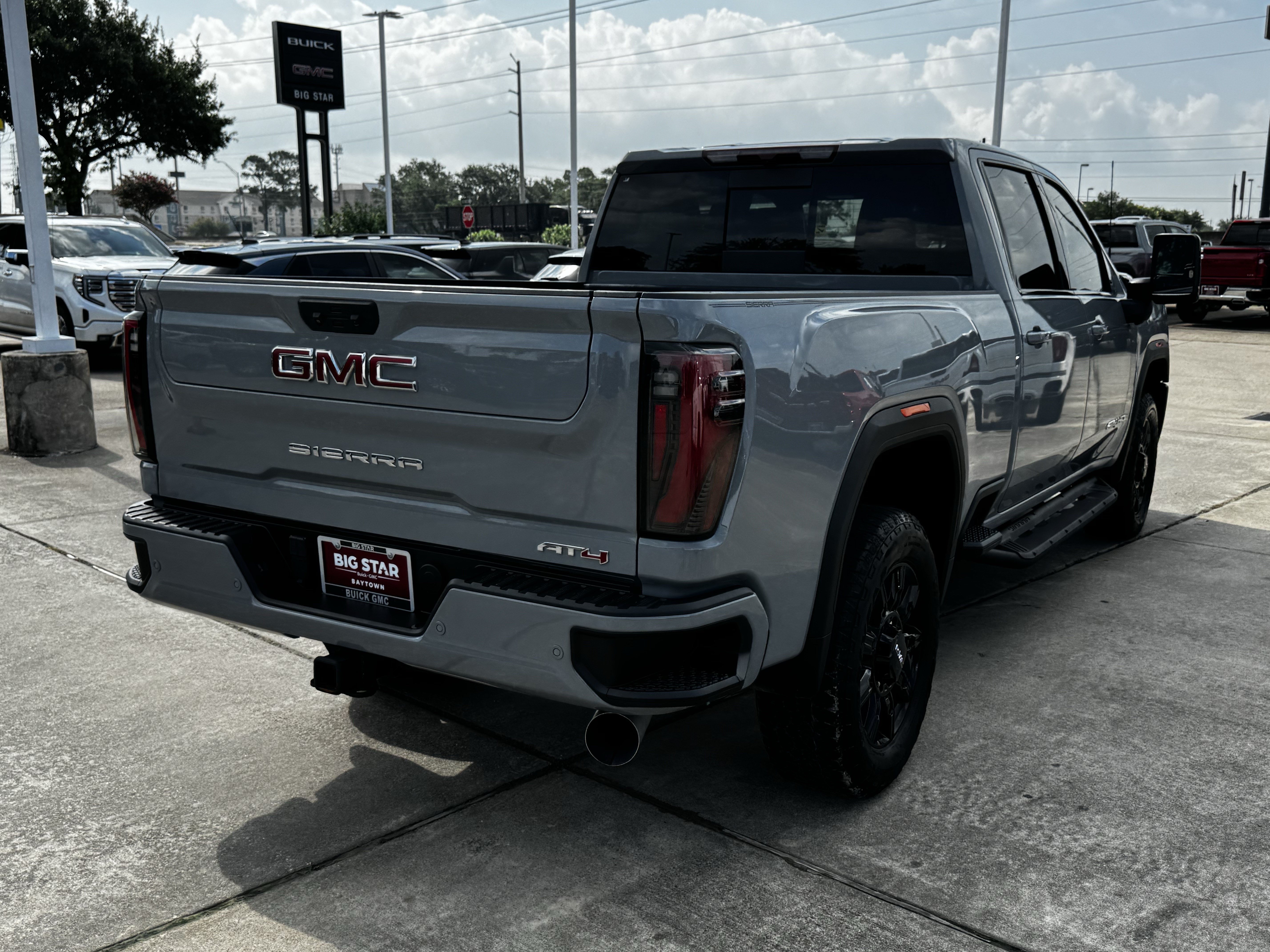 Used 2024 GMC Sierra 2500 AT4 w/ AT4 Preferred Package AWD/4WD image 8