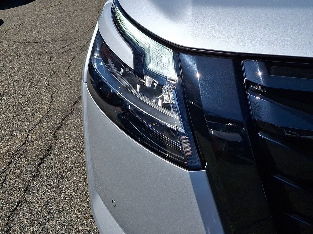 Used 2023 Nissan Pathfinder SL w/ Lighting Package (N92) AWD/4WD image 10