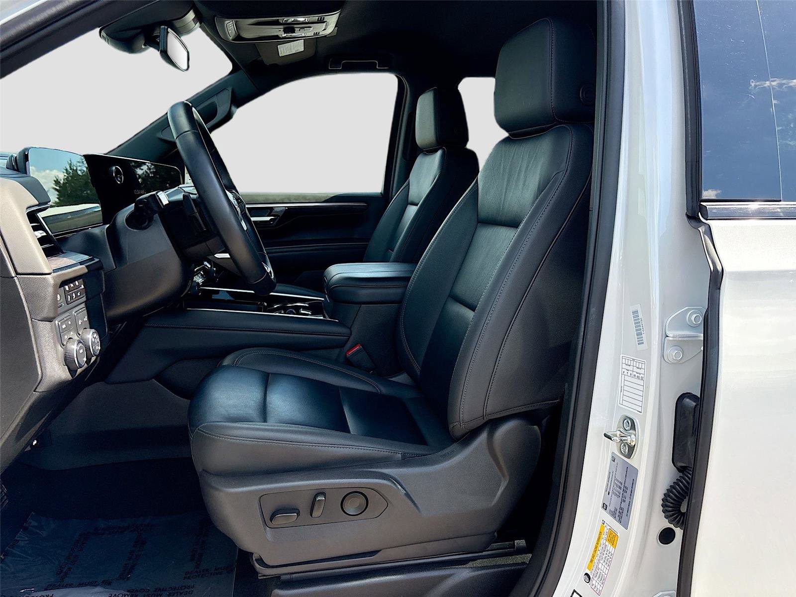 Used 2025 Chevrolet Suburban Z71 AWD/4WD image 21