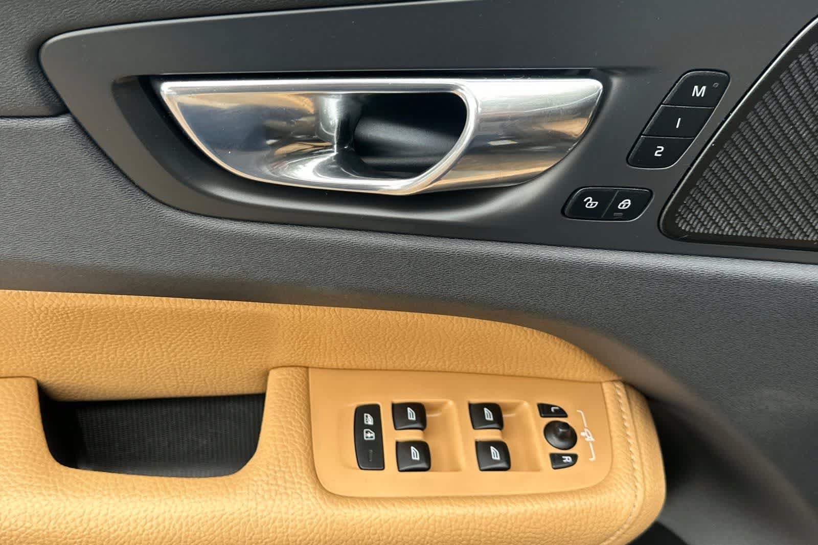 Used 2019 Volvo XC60 T6 Momentum w/ Multimedia Package AWD/4WD image 13