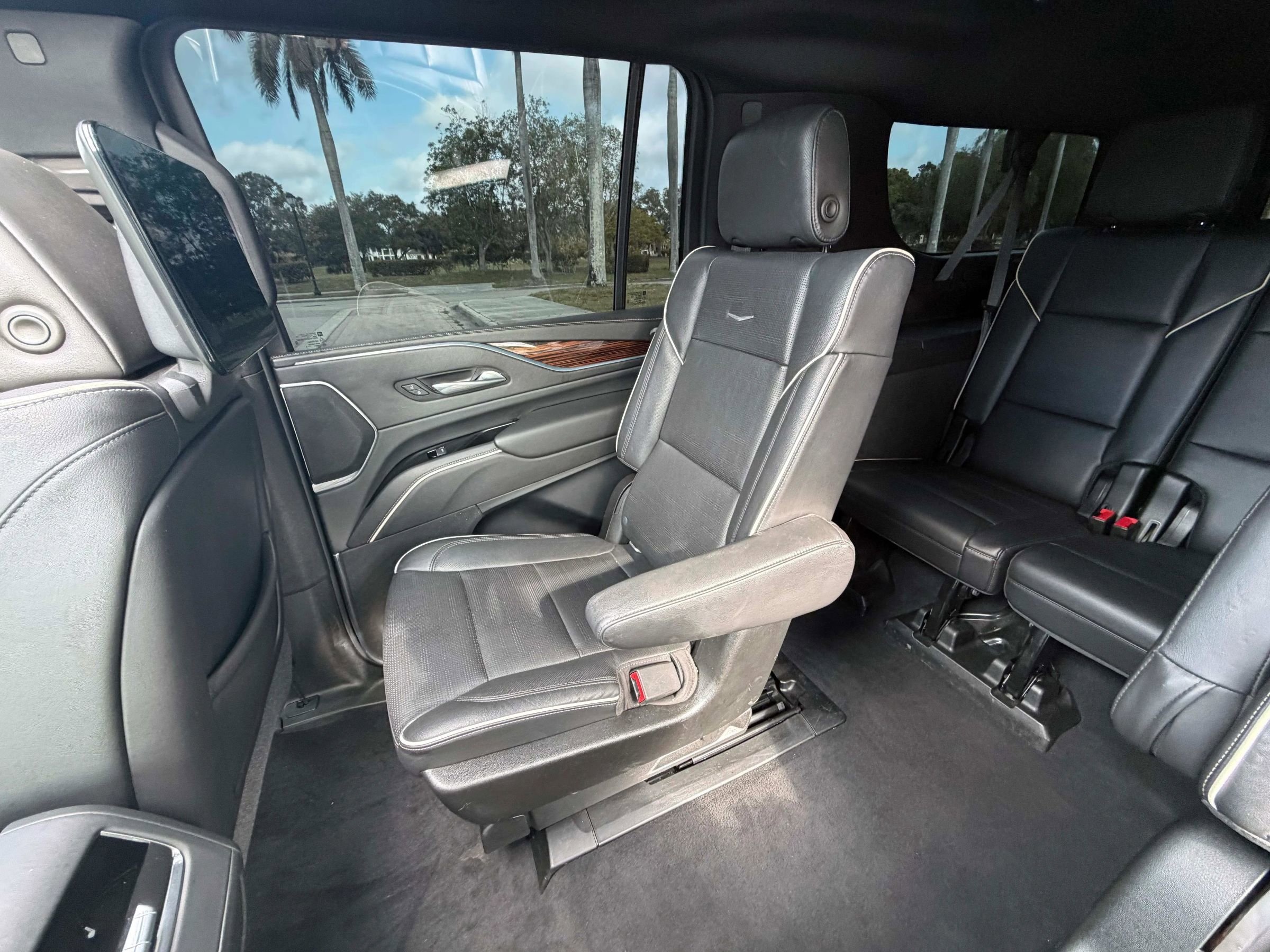 Used 2021 Cadillac Escalade ESV Premium Luxury w/ Performance Package RWD image 13