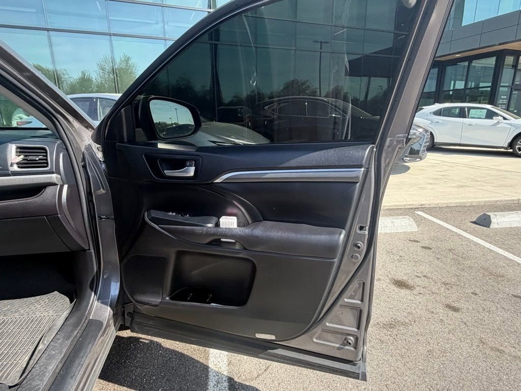 Used 2017 Toyota Highlander SE image 13