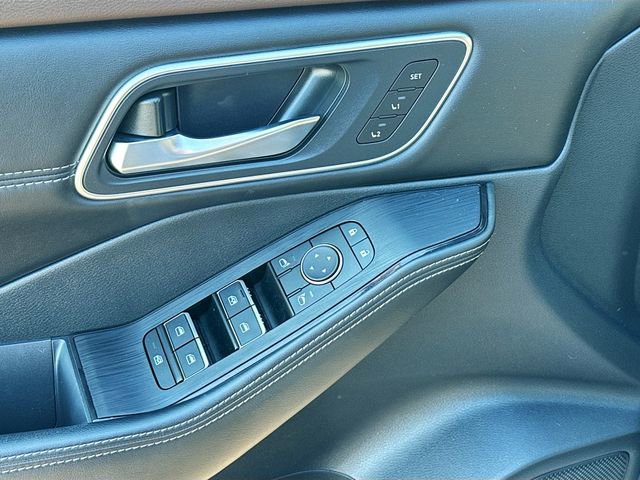 Used 2023 Nissan Rogue Platinum image 18