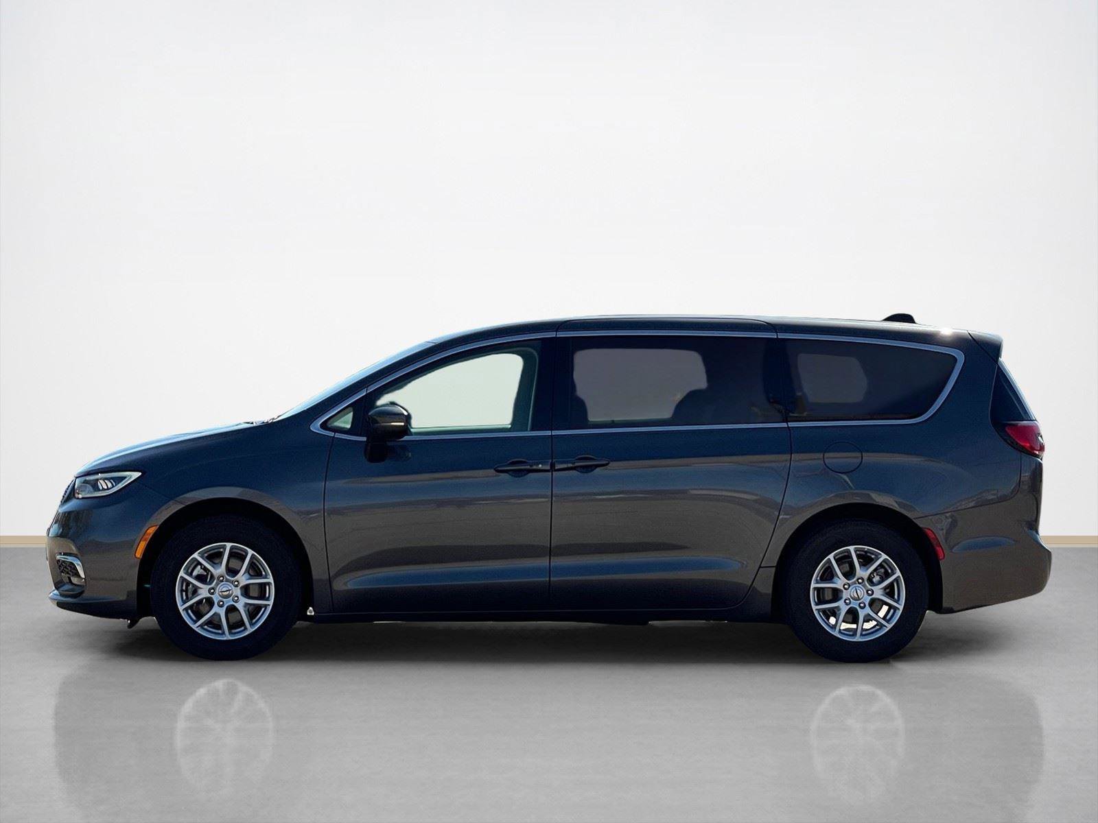 Used 2023 Chrysler Pacifica Touring-L image 4