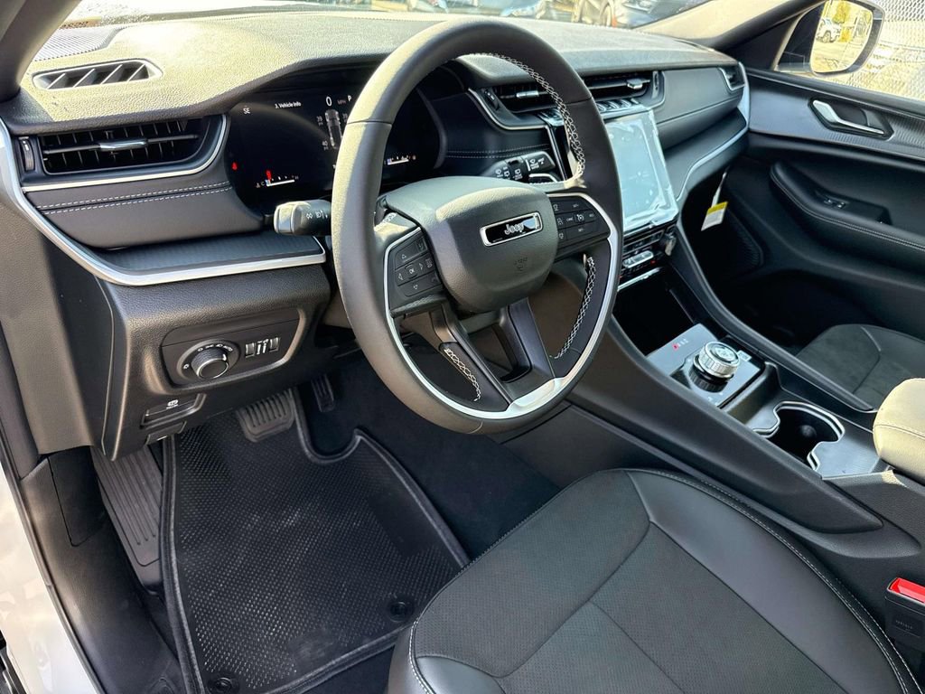 New 2025 Jeep Grand Cherokee Altitude image 24