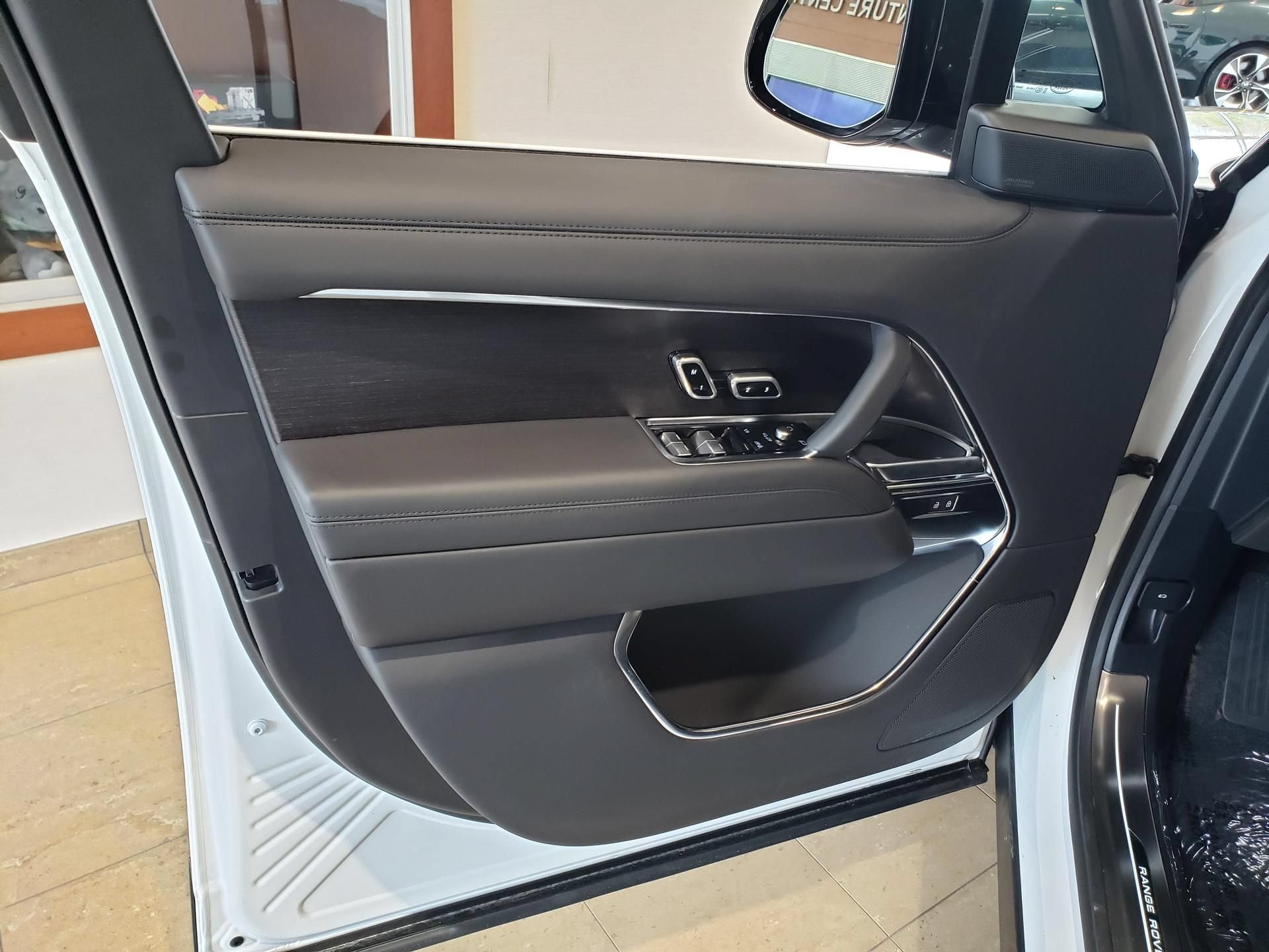 New 2026 Land Rover Range Rover SE AWD/4WD image 8