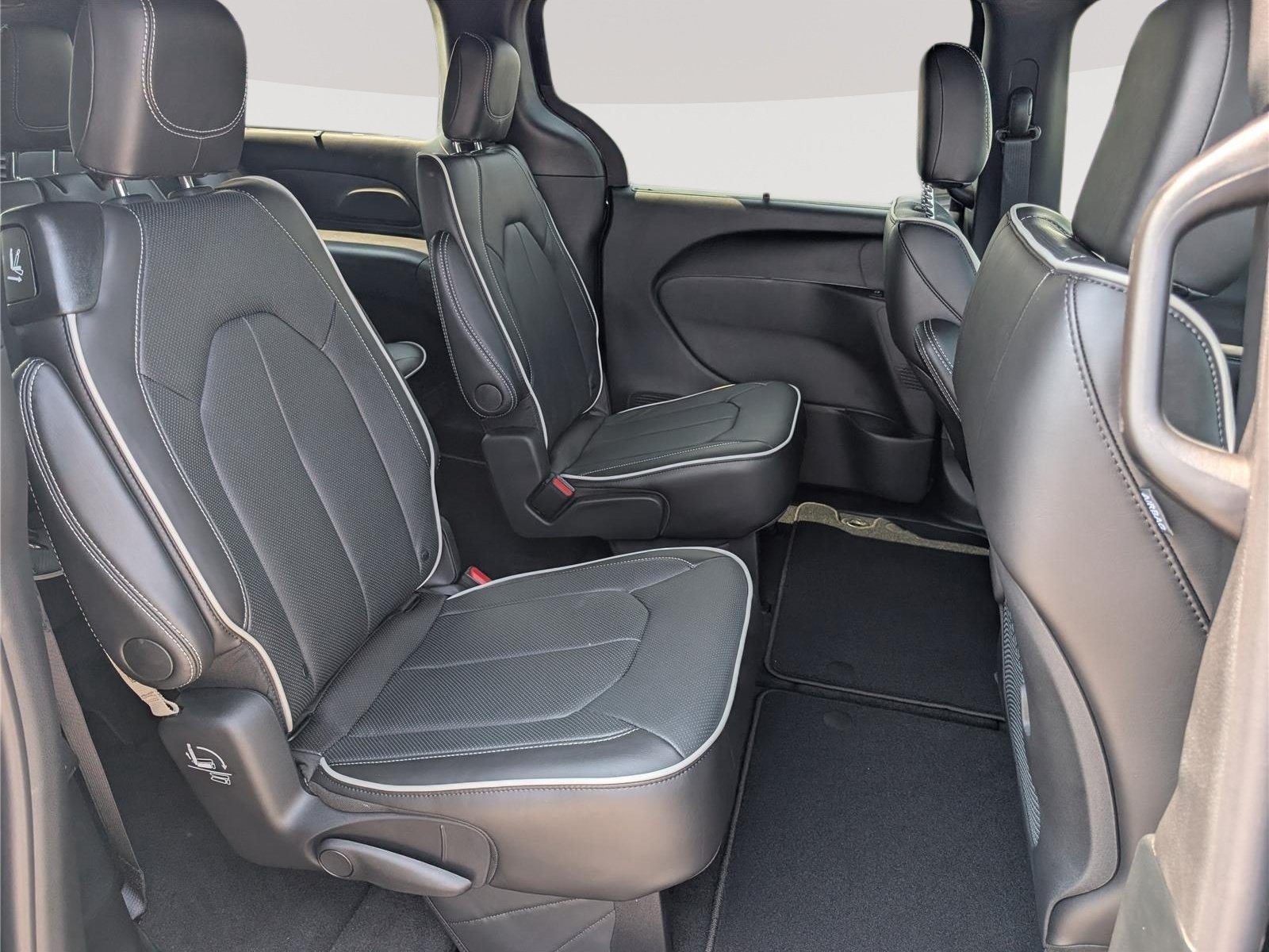 New 2027 Chrysler Pacifica Limited w/ Family Tech Group AWD/4WD image 8