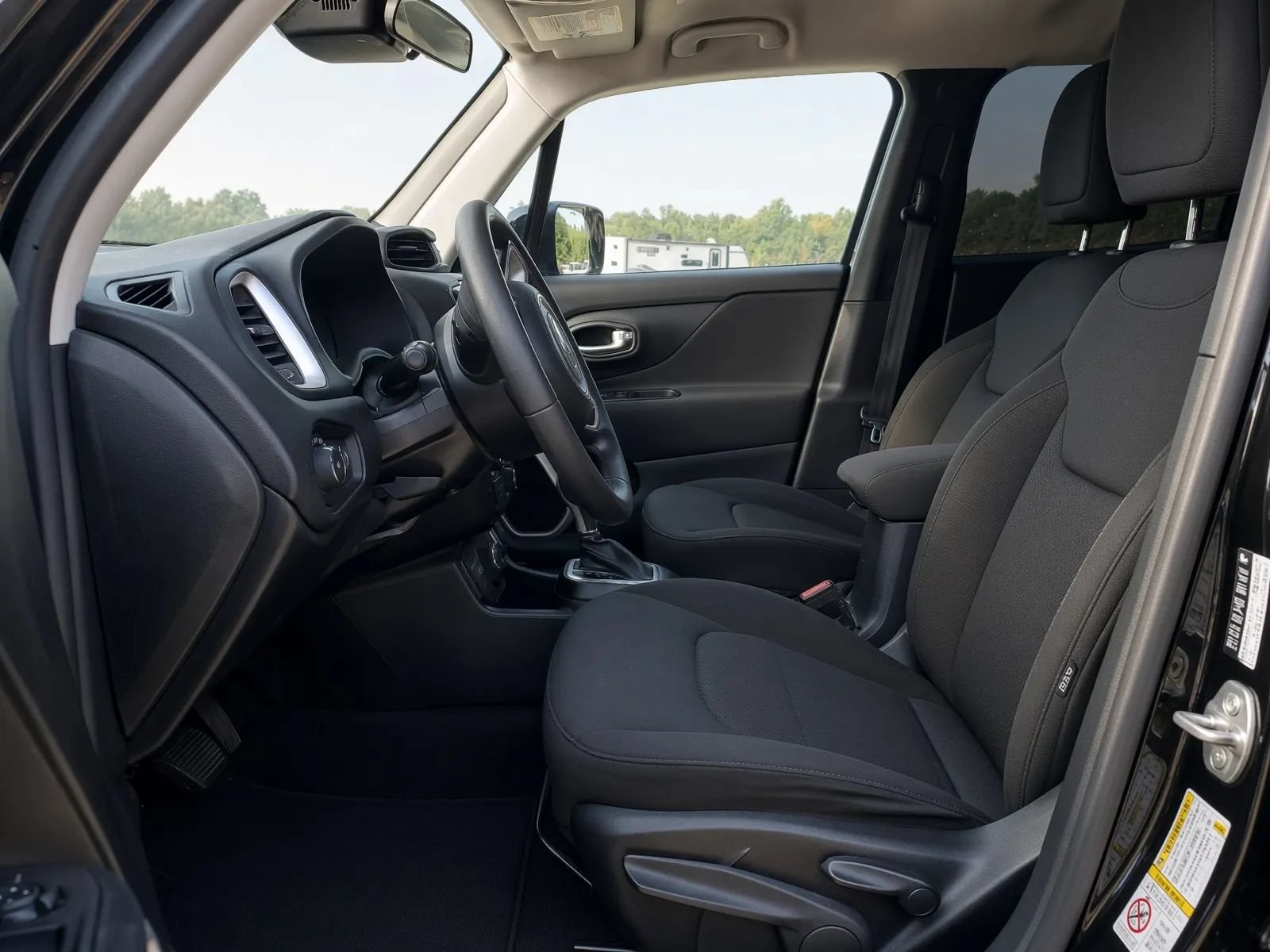 Used 2018 Jeep Renegade Latitude AWD/4WD image 10