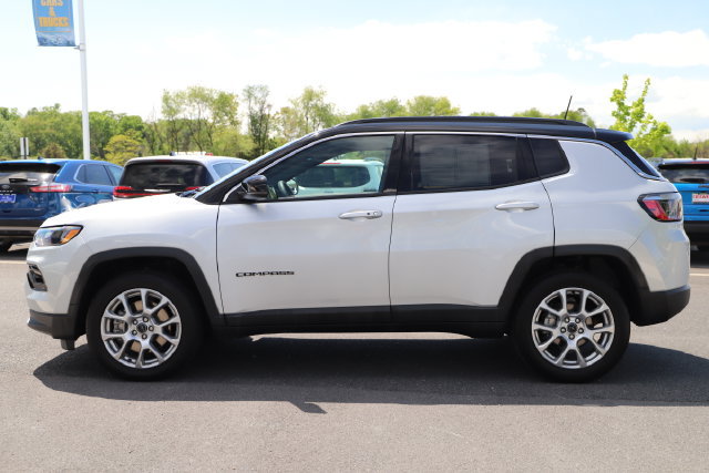 Used 2025 Jeep Compass Limited AWD/4WD image 4