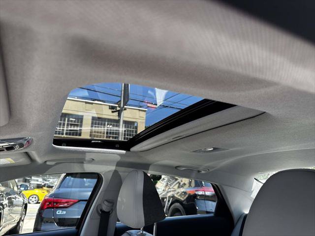 Used 2025 Hyundai Elantra Limited FWD image 19