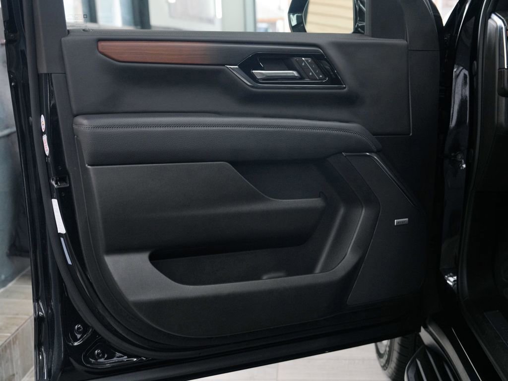 Used 2025 GMC Yukon XL Denali AWD/4WD image 11