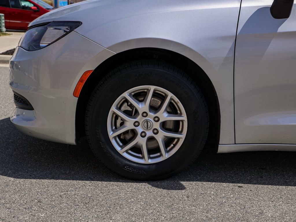 Used 2023 Chrysler Voyager LX image 11