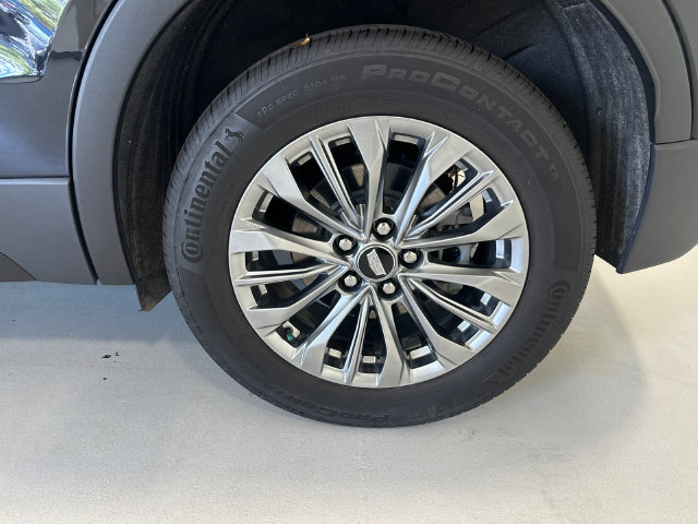Used 2025 Cadillac XT4 Premium Luxury w/ Cold Weather Package AWD/4WD image 8