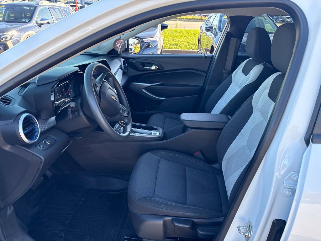 Used 2024 Chevrolet Trax LS w/ LS Convenience Package FWD image 15