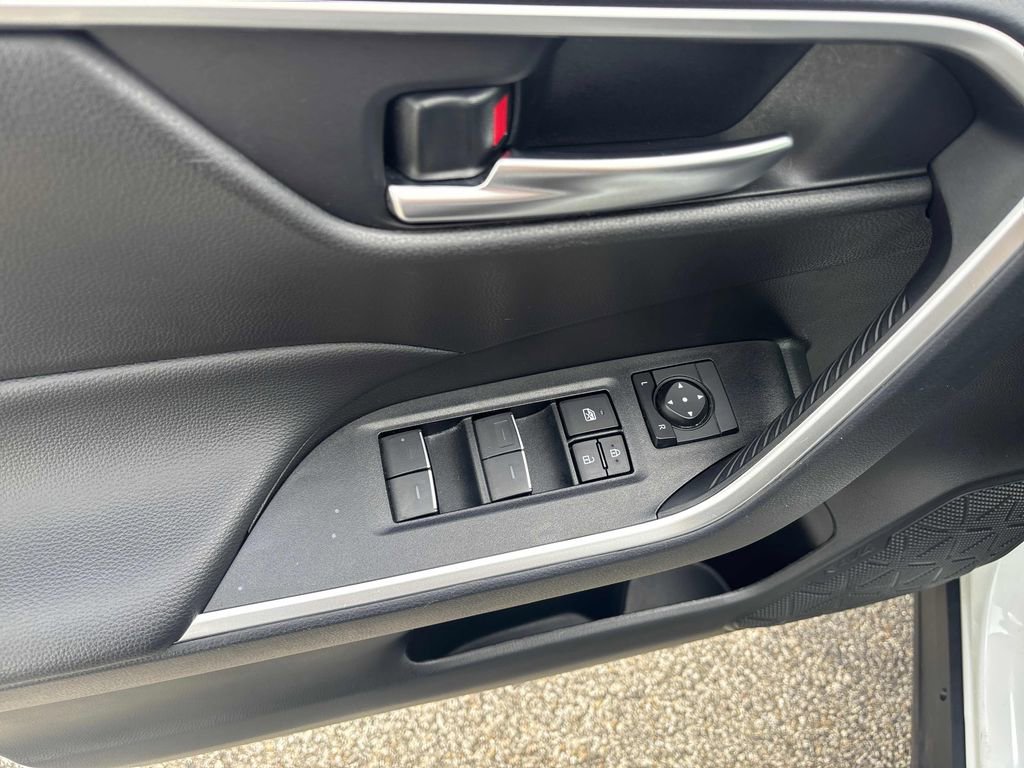 Used 2025 Toyota RAV4 XLE AWD/4WD image 10