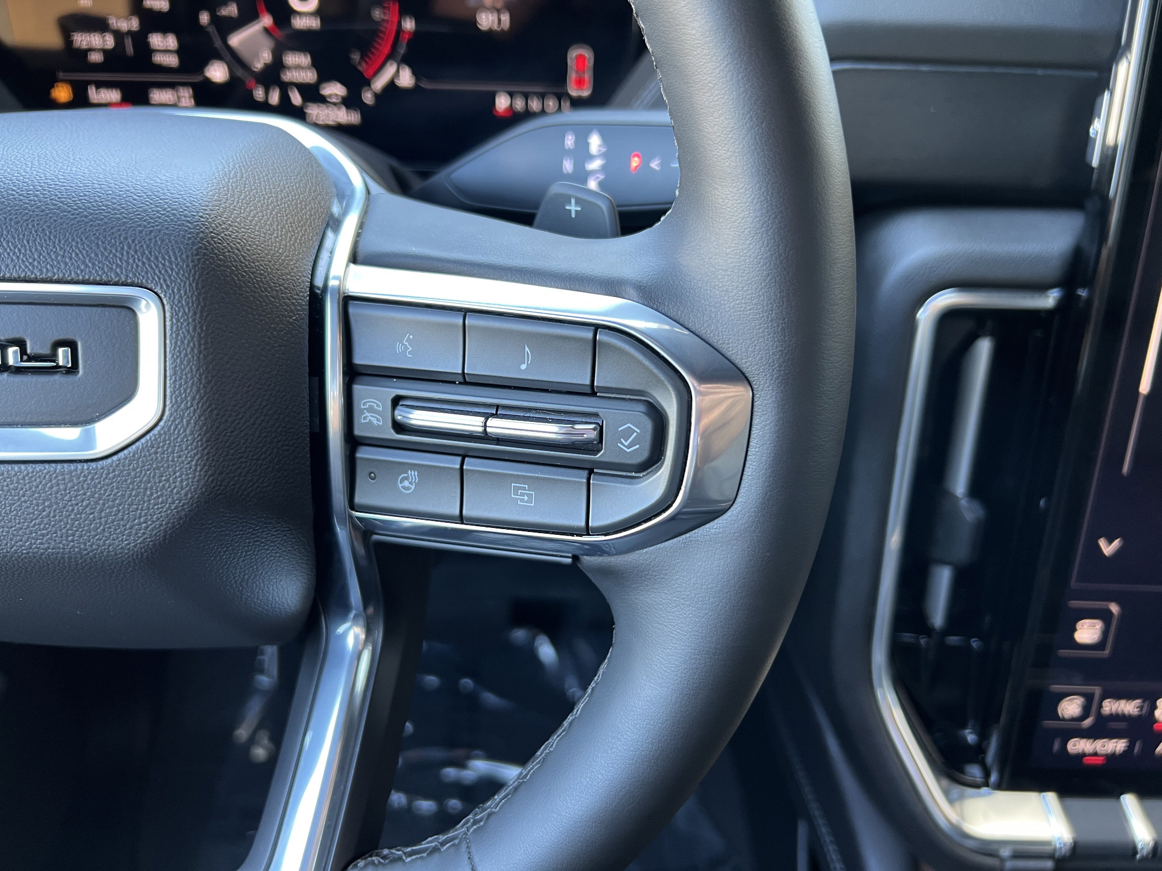 Used 2025 GMC Yukon XL Denali image 35