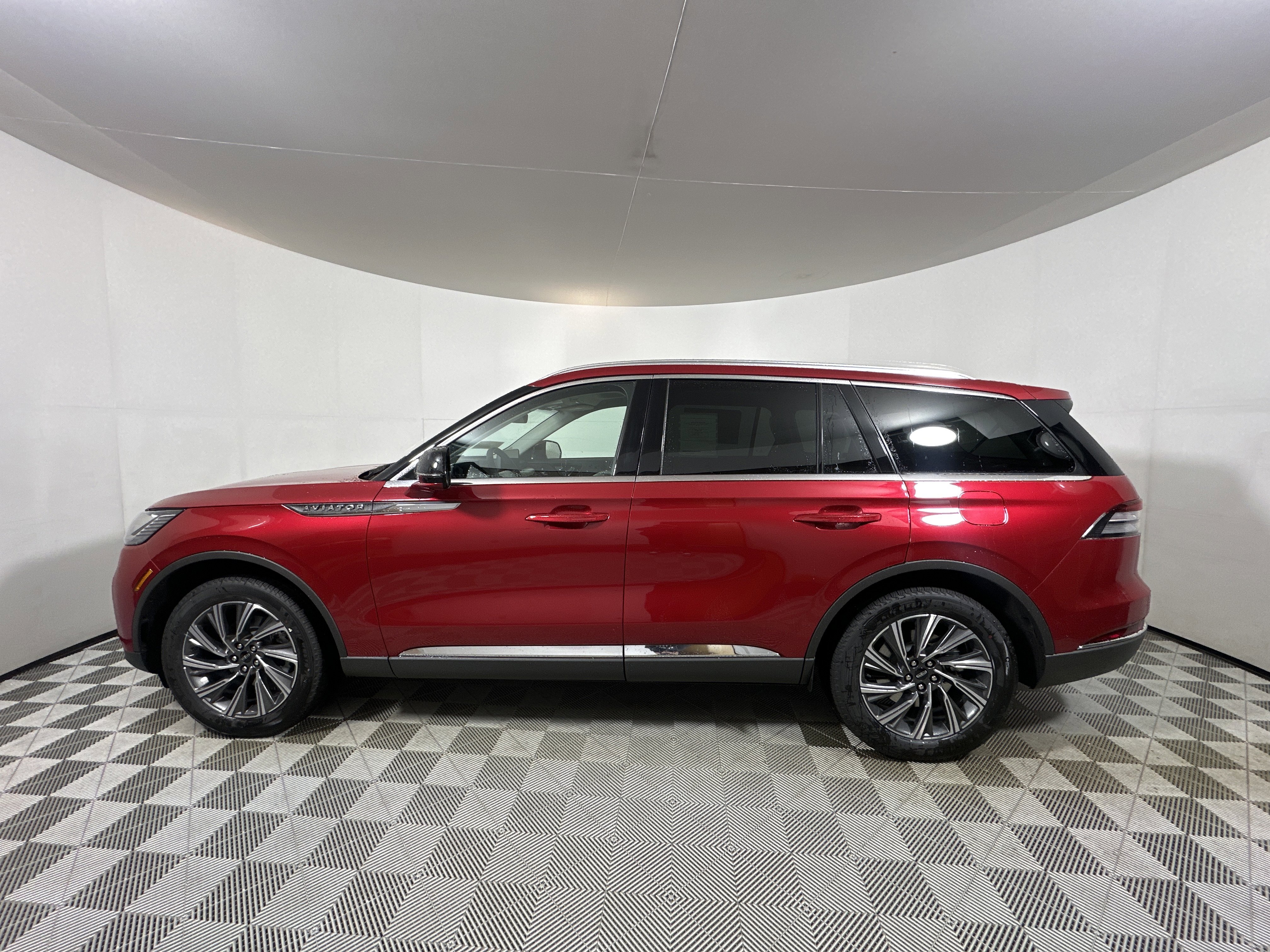 New 2025 Lincoln Aviator AWD w/ Equipment Group 101A image 4