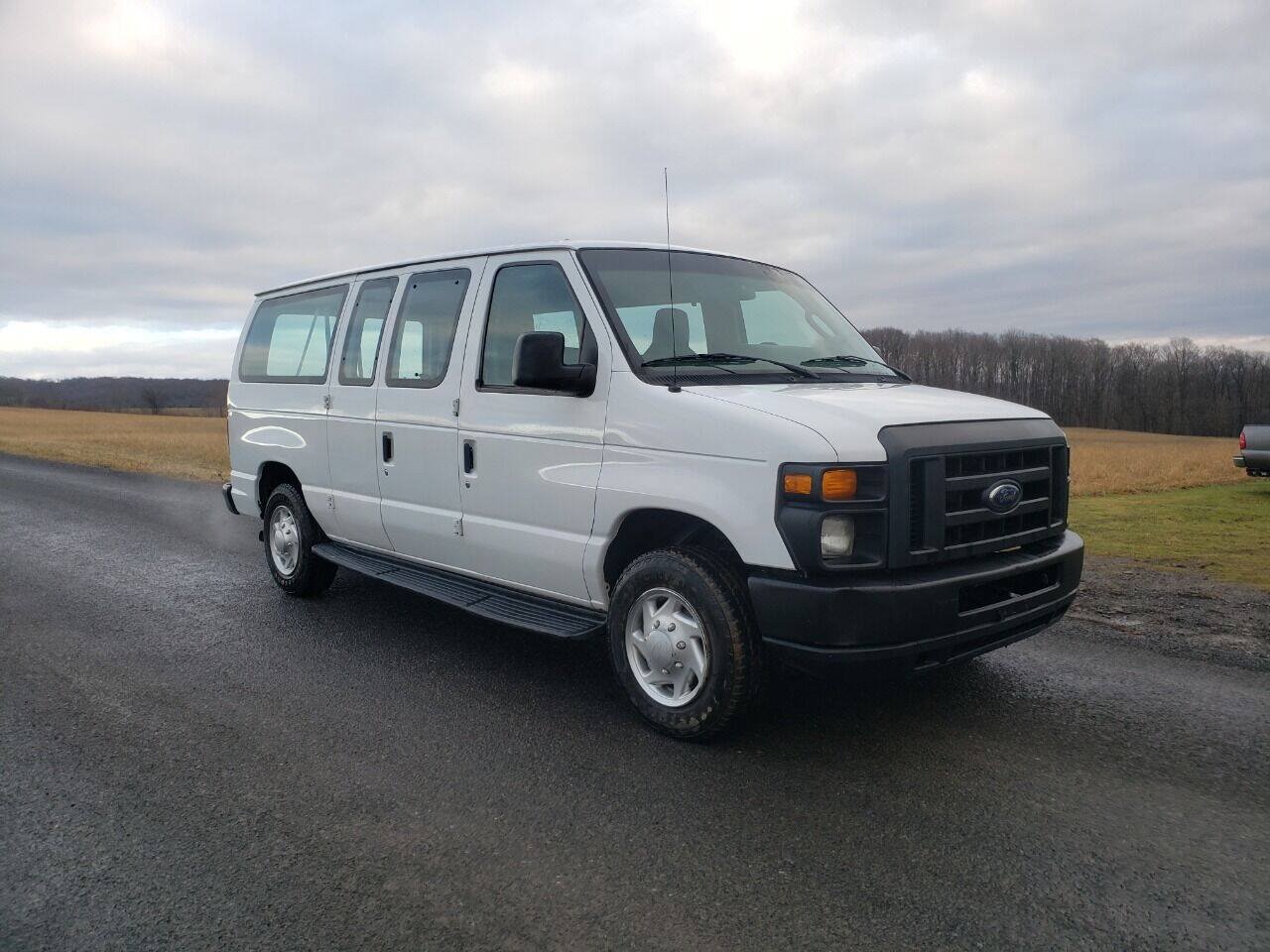 Used 2011 Ford E-150 and Econoline 150 Wagon w/ PWR Windows & Locks Group RWD image 2