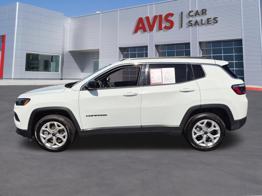 Used 2025 Jeep Compass Latitude w/ Sun & Sound Group AWD/4WD image 10