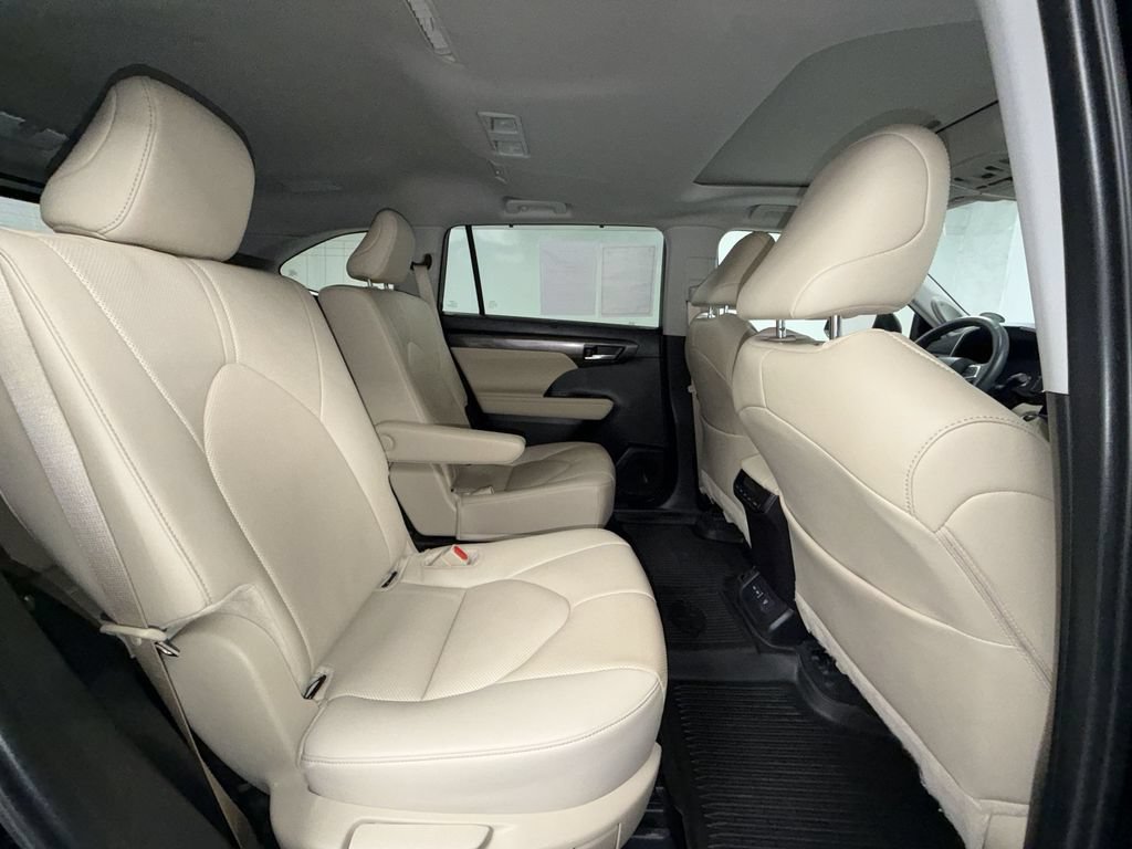Certified 2024 Toyota Highlander Limited AWD/4WD image 15