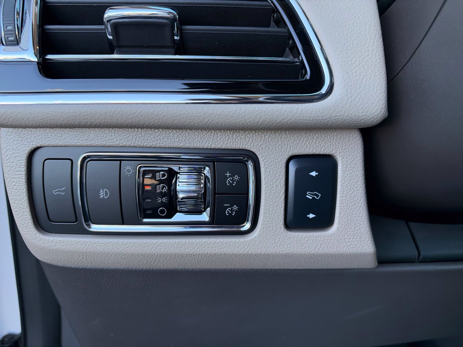 Used 2024 Lincoln Navigator Premiere AWD/4WD image 25