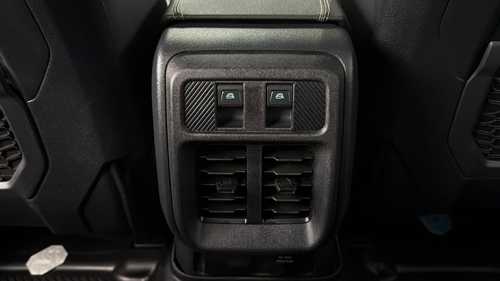 Used 2025 Ford Bronco Badlands image 35