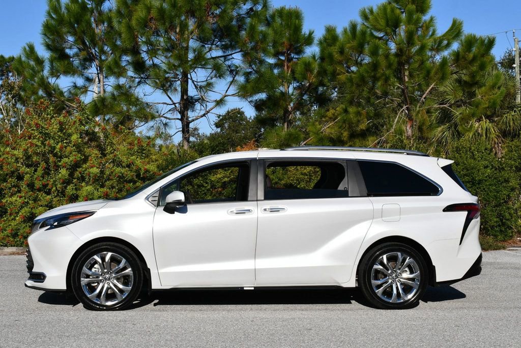 Used 2024 Toyota Sienna Platinum image 31