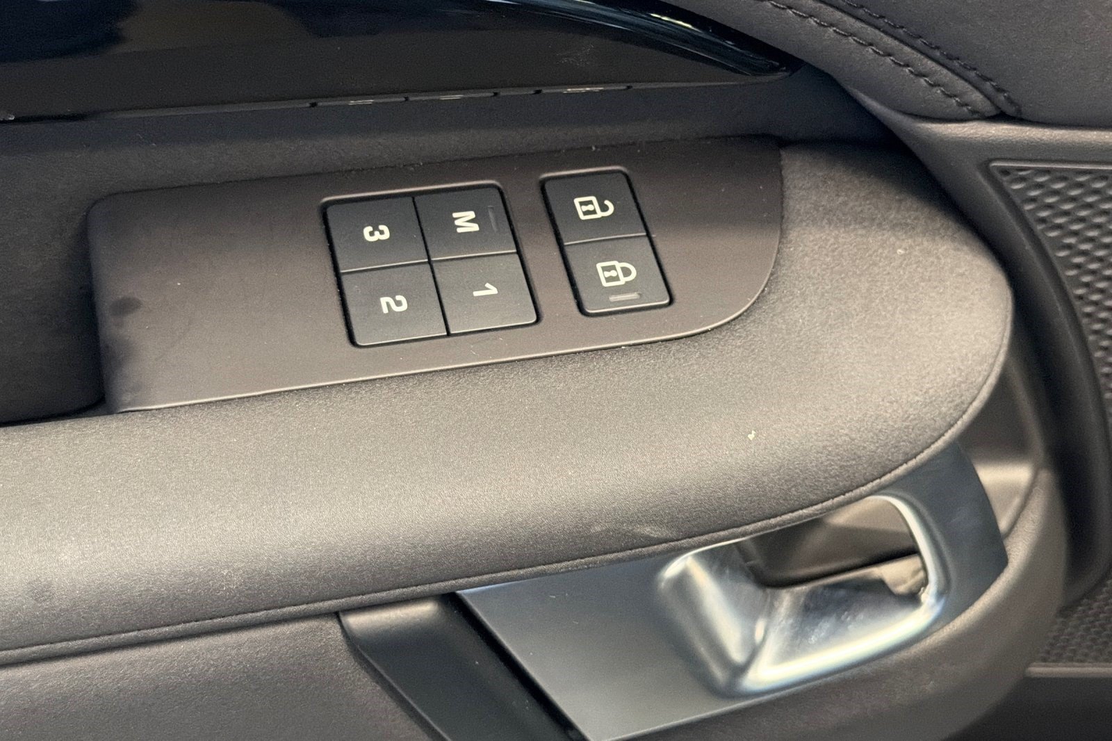 Certified 2025 Land Rover Discovery S AWD/4WD image 18