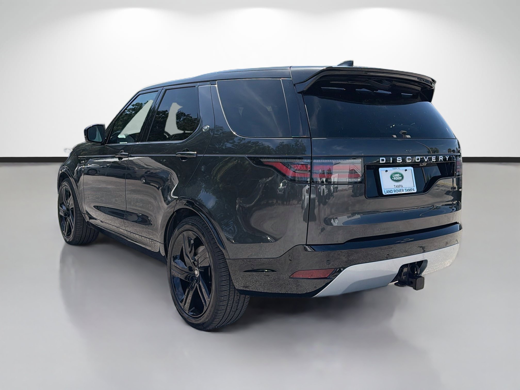 Certified 2025 Land Rover Discovery Metropolitan Edition AWD/4WD image 3