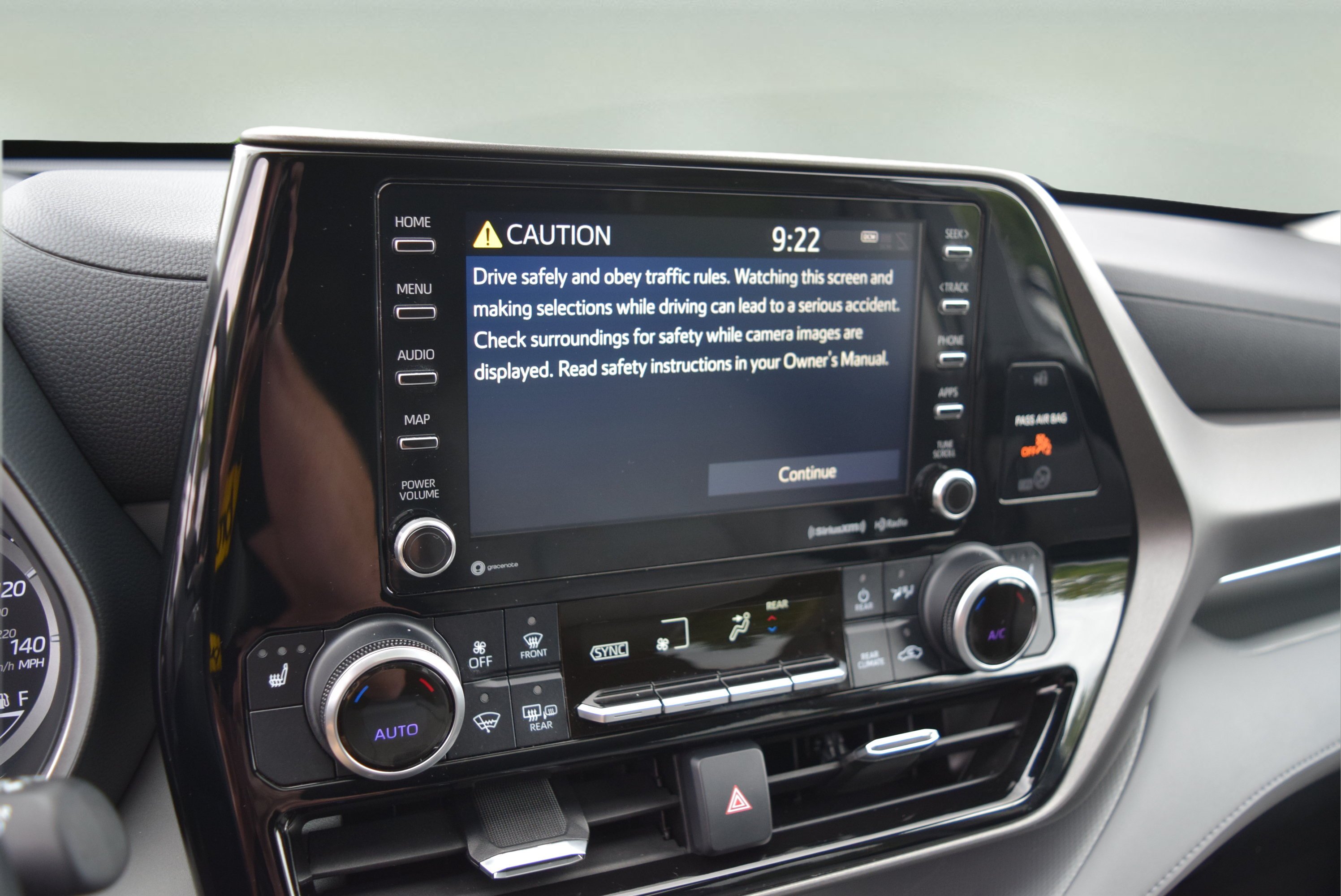 Used 2021 Toyota Highlander XLE AWD/4WD image 16