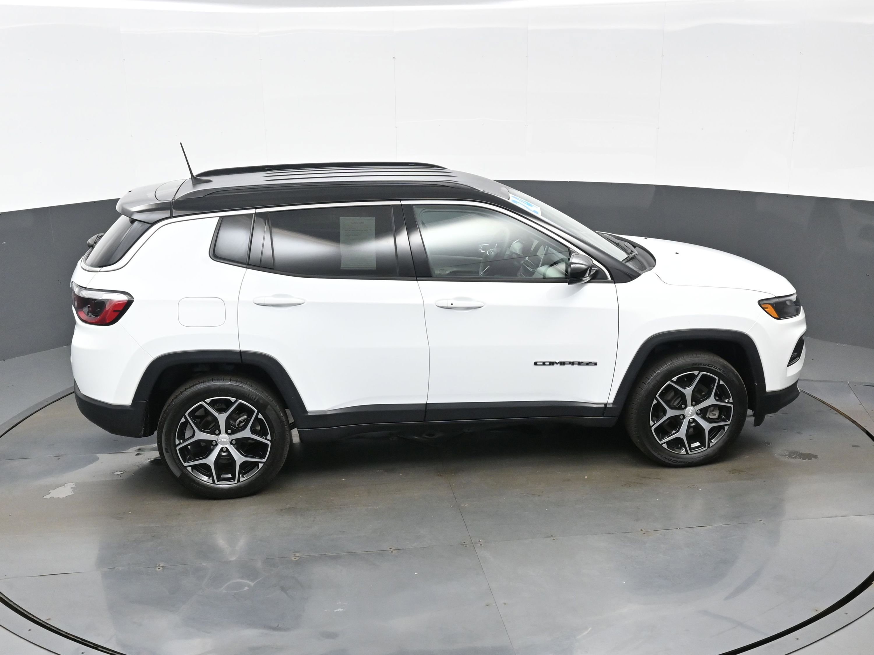 Used 2024 Jeep Compass Limited image 37