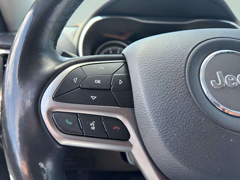 Used 2019 Jeep Cherokee Latitude Plus w/ Cold Weather Group AWD/4WD image 19