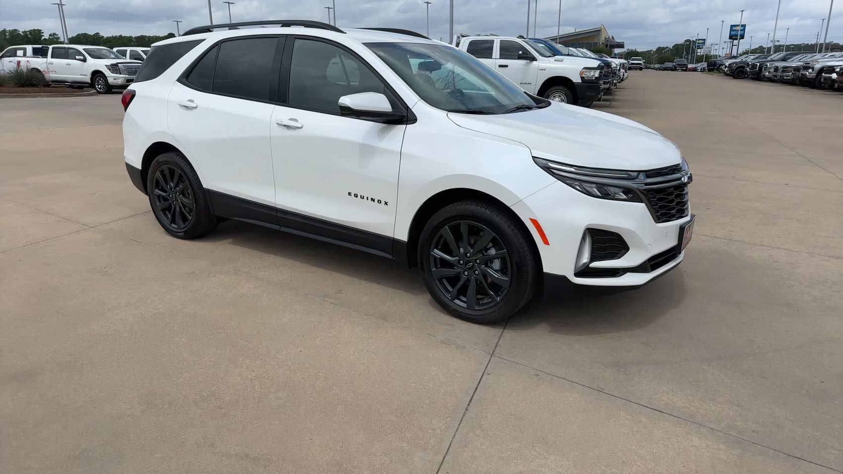 Used 2022 Chevrolet Equinox RS w/ RS Leather Package FWD image 3