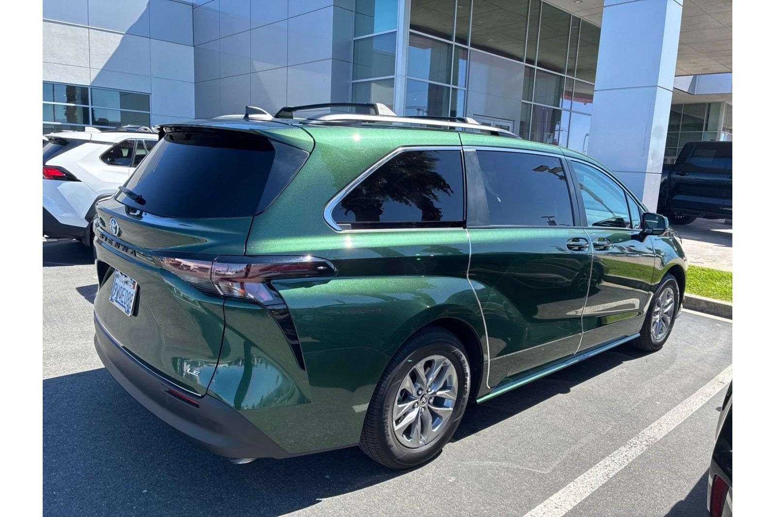 Used 2025 Toyota Sienna LE FWD image 3