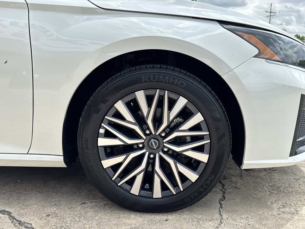 Used 2025 Nissan Altima 2.5 SV FWD image 17