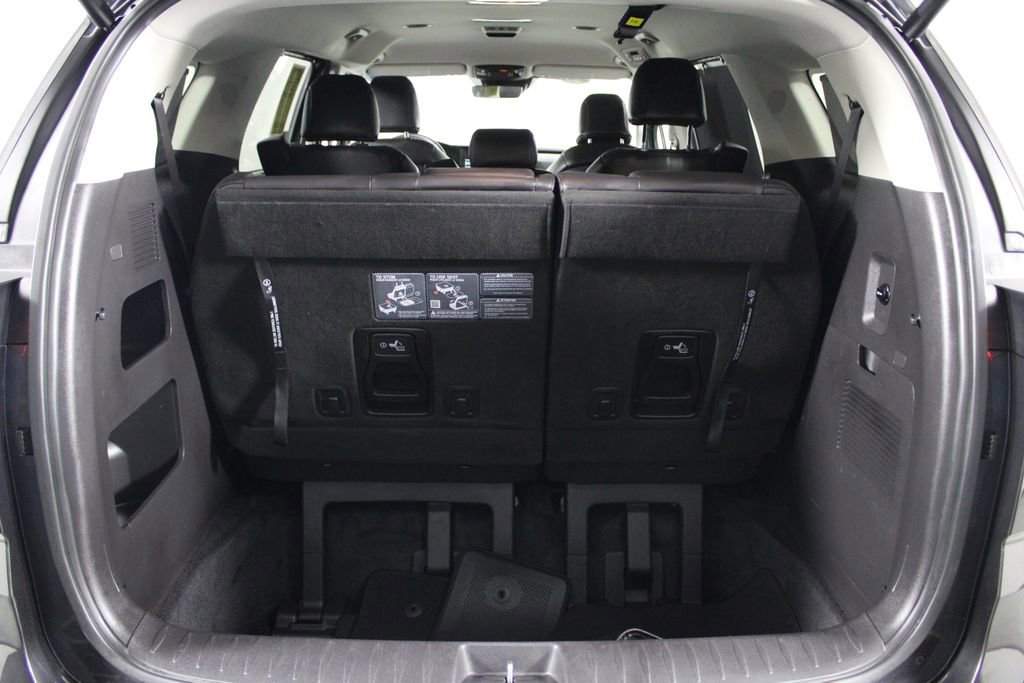 Used 2024 Kia Carnival EX image 16