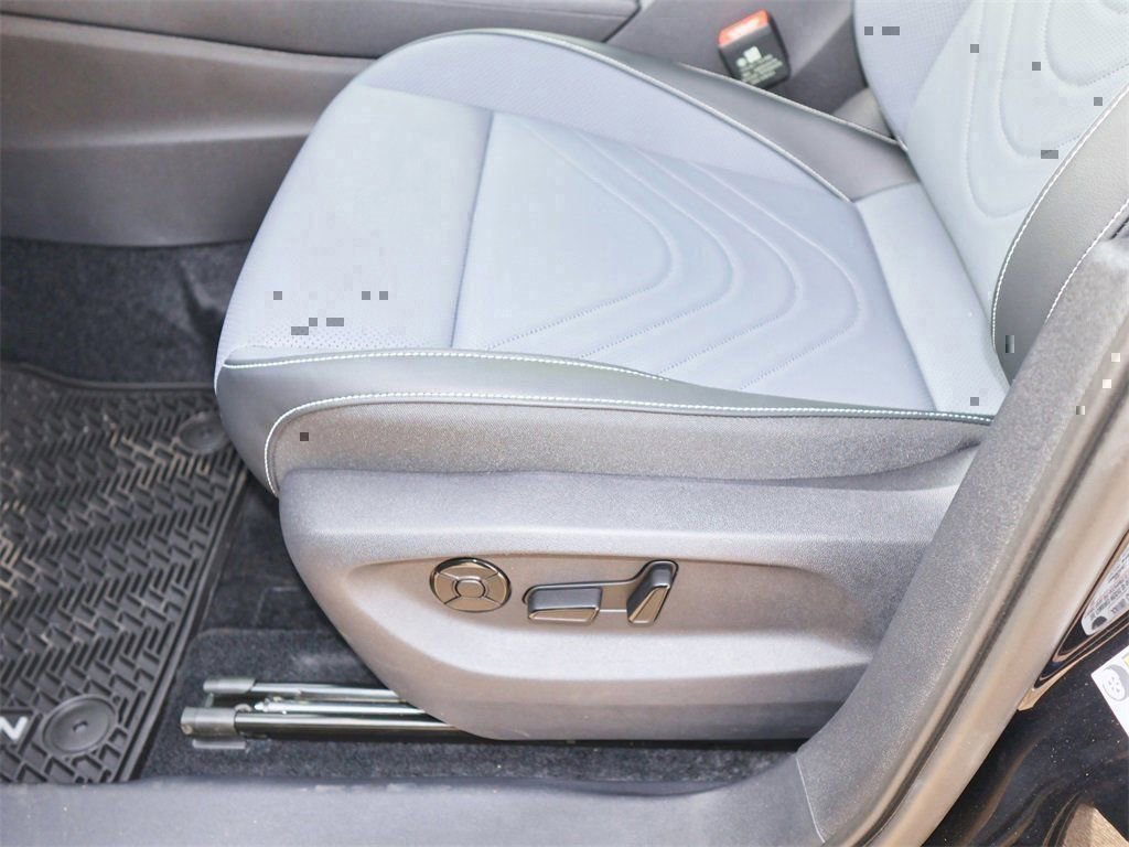 New 2026 Volkswagen Tiguan SE image 14