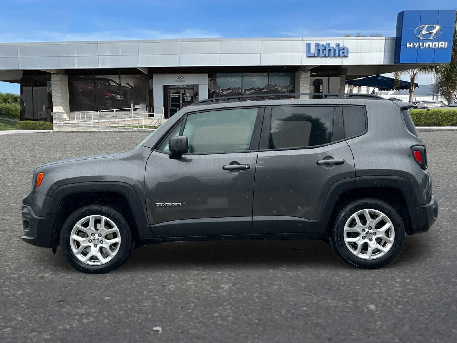 Used 2017 Jeep Renegade Latitude w/ Popular Equipment Group AWD/4WD image 6