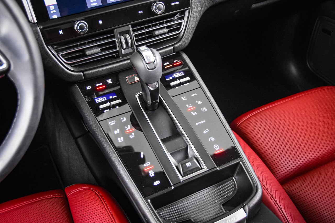 Certified 2025 Porsche Macan GTS image 17