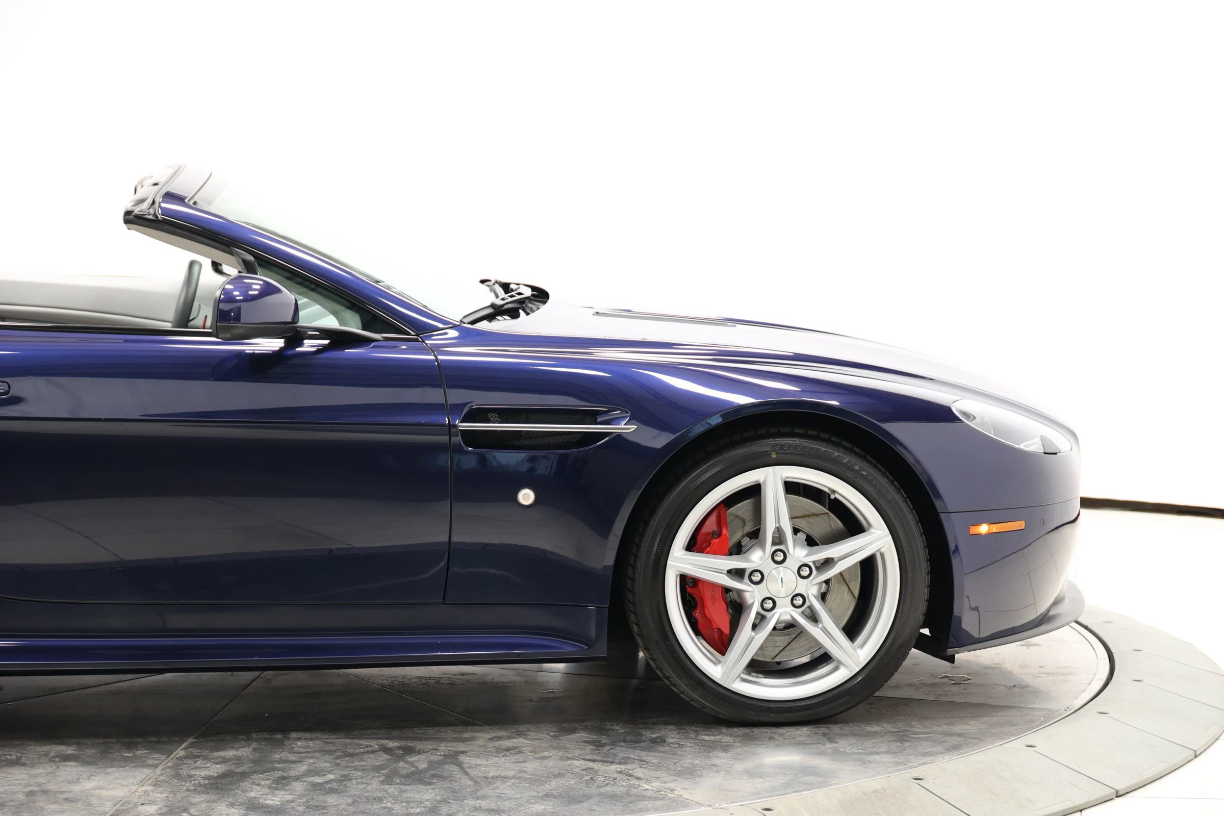 Used 2016 Aston Martin V8 Vantage GT RWD image 56