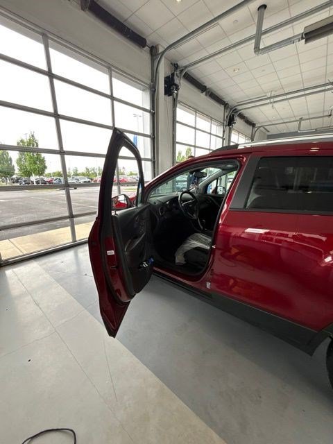 Used 2022 Chevrolet Trax LT w/ LT Convenience Package AWD/4WD image 9