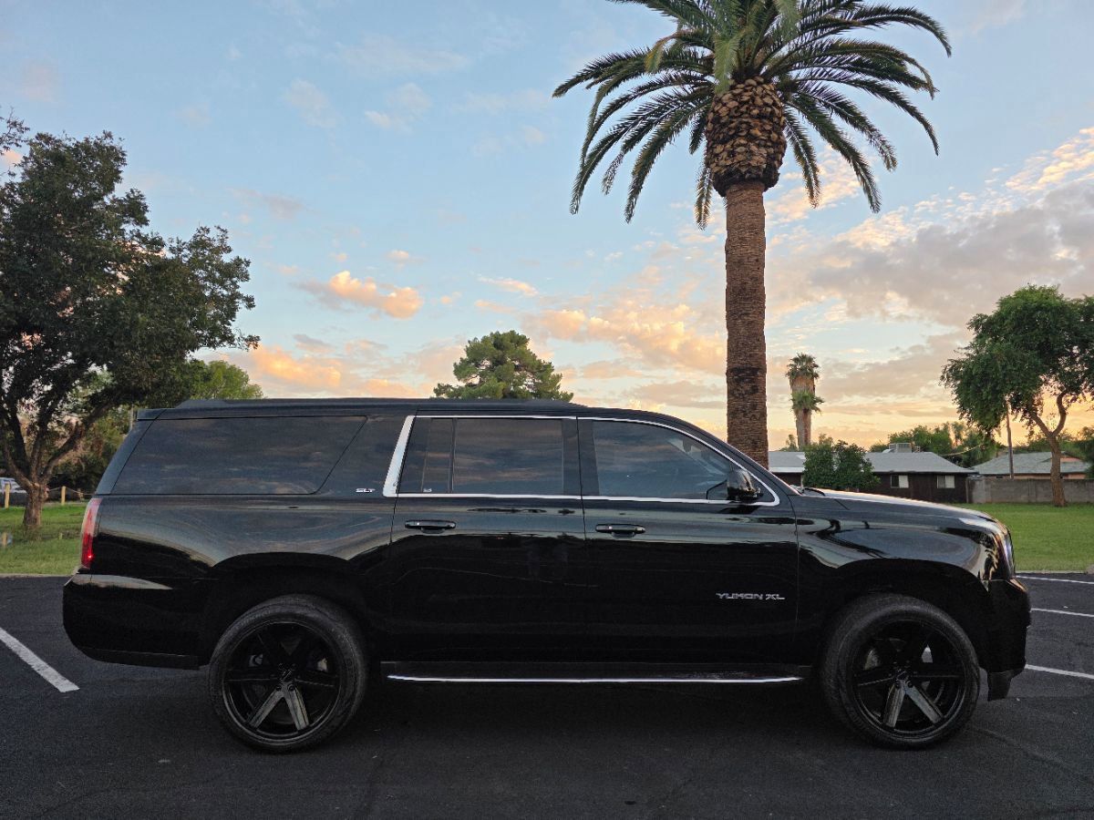 Used 2019 GMC Yukon XL SLT image 3