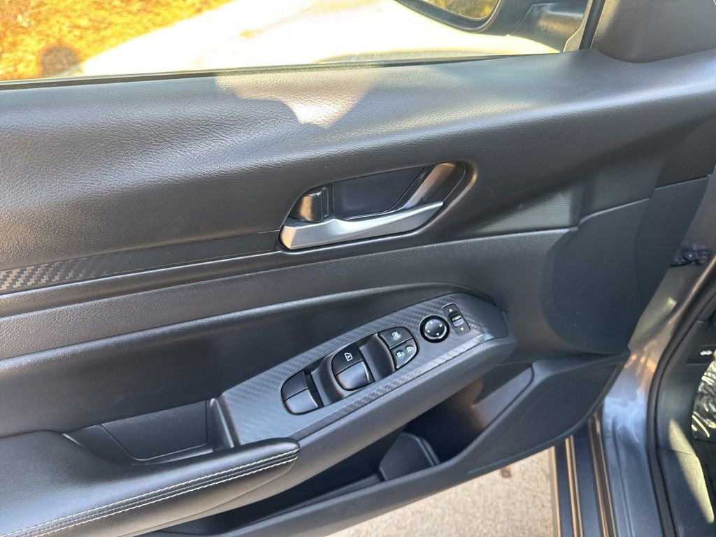 Used 2024 Nissan Altima 2.5 SV FWD image 14