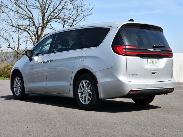 Used 2024 Chrysler Pacifica Touring-L image 5