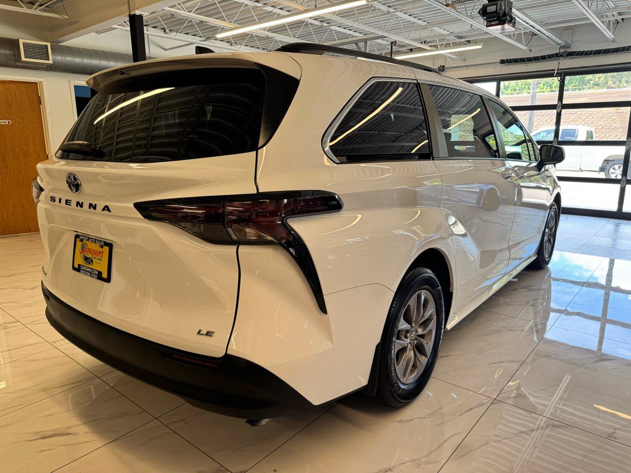 Used 2025 Toyota Sienna LE w/ LE Plus Package AWD/4WD image 5